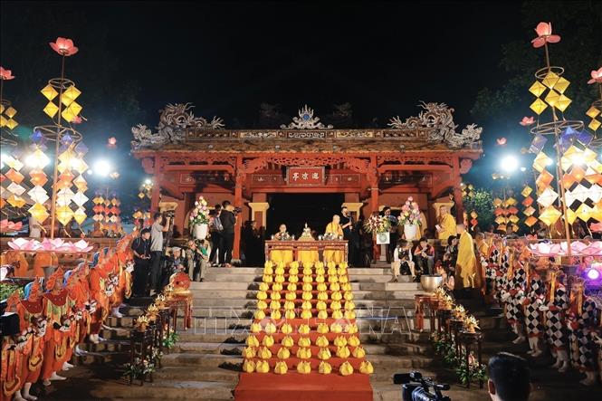 A Lantern Festival is held at Nghinh Luong Dinh (Luong Dinh Welcome Pavilion) in the central province of Thua Thien-Hue on June 9. VNA Photo: Minh Quyết