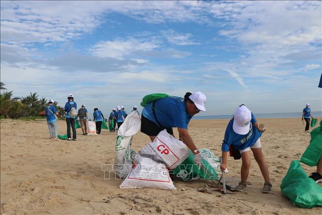 Young people collects rubbish in Thuan An beach, in Hue city, the central city of Thua Thien-Hue. VNA Photo: Tường Vi 