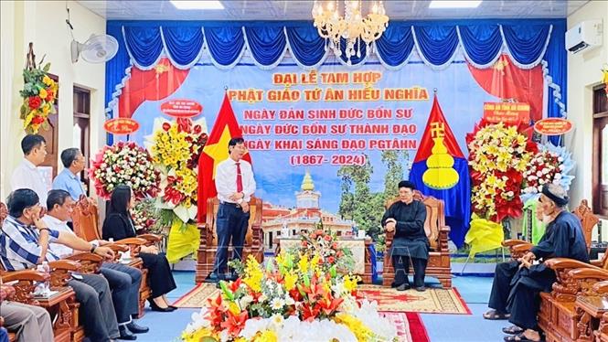 Phó Chủ tịch UBND tỉnh An Giang Lê Văn Phước chúc mừng Ban Trị sự Trung ương Phật hội Tứ Ân Hiếu Nghĩa, các vị Trưởng Gánh, các chức sắc, chức việc và toàn thể tín đồ Phật giáo Tứ Ân Hiếu Nghĩa. Ảnh: TTXVN phát