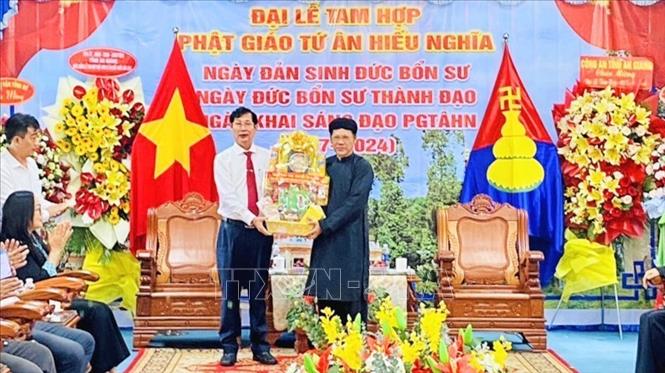 Phó Chủ tịch UBND tỉnh An Giang Lê Văn Phước tặng quà Ban Trị sự Trung ương Phật hội Tứ Ân Hiếu Nghĩa. Ảnh: TTXVN phát