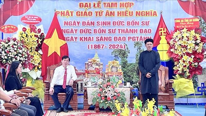 Ông Nguyễn Ngọc Trác, Trưởng Ban Trị sự Trung ương Phật hội Tứ Ân Hiếu Nghĩa, cảm ơn đoàn công tác. Ảnh: TTXVN phát
