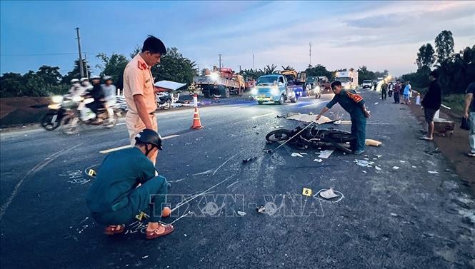 Công an TP. Long Xuyên, An Giang, tổ chức khám nghiệm hiện trường vụ tai nạn.  Ảnh: TTXVN phát