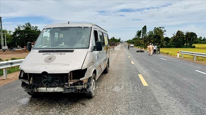 Công an TP. Long Xuyên, An Giang tổ chức dựng lại hiện trường vụ tai nạn. Ảnh: TTXVN phát