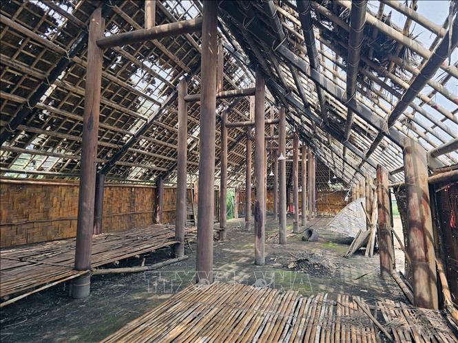 Nhà truyền thống bon Đắk R’Moan tại xã Đắk R’Moan (thành phố Gia Nghĩa, tỉnh Đắk Nông) bị hư hỏng, xuống cấp. Ảnh: Hưng Thịnh - TTXVN