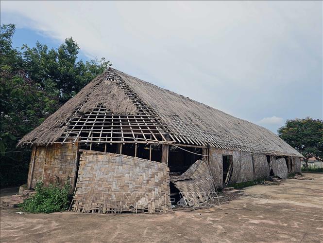 Nhà truyền thống bon Đắk R’Moan tại xã Đắk R’Moan (thành phố Gia Nghĩa, tỉnh Đắk Nông) bị hư hỏng, xuống cấp. Ảnh: Hưng Thịnh - TTXVN