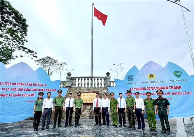 Cán bộ và lực lượng vũ trang bên cột cờ Tổ quốc vừa khánh thành trên đảo Thanh Lân, Cô Tô (Quảng Ninh). Ảnh: TTXVN phát