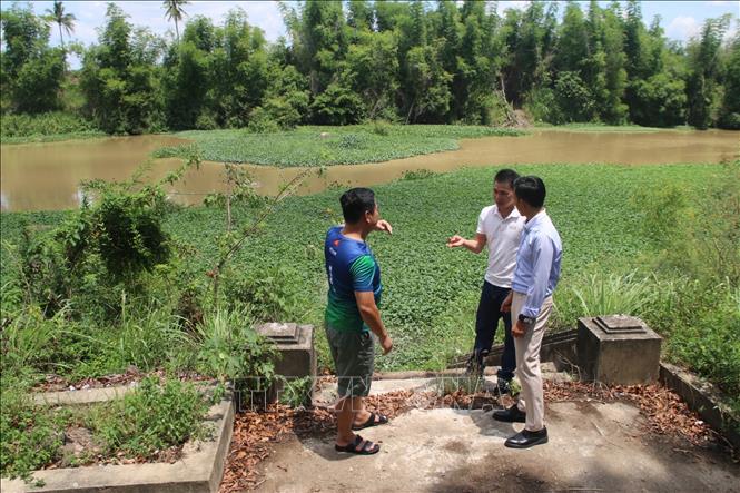 Sông Ba, đoạn chảy qua thị xã An Khê, bị thu hẹp dòng chảy. Ảnh: Hồng Điệp - TTXVN