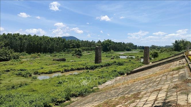 Sông Ba, đoạn chảy qua thị xã An Khê, bị cạn nước . Ảnh: Hồng Điệp - TTXVN