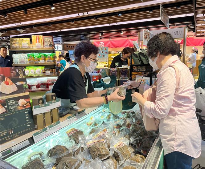Người dân mua bánh ú tại siêu thị Sogo, Hong Kong. Ảnh: Mạc Luyện pv TTXVN tại Hong Kong
