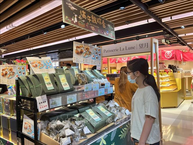 Người dân mua bánh ú tại siêu thị Sogo, Hong Kong. Ảnh: Mạc Luyện pv TTXVN tại Hong Kong