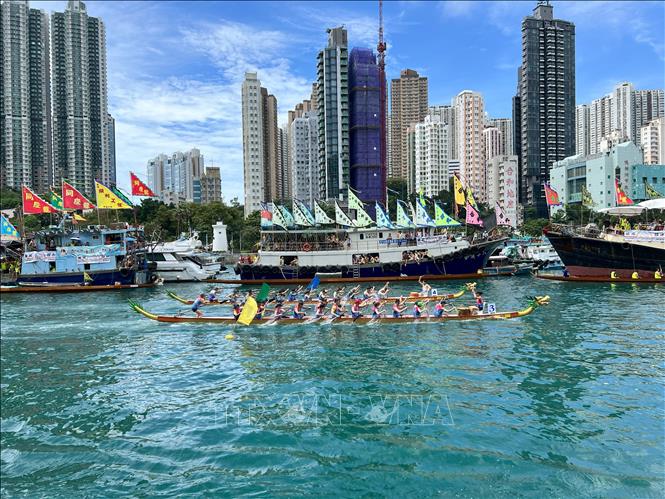 Không khí tranh tài của các đội đua thuyền rồng ở cảng Abedeen, Hong Kong.Ảnh: Mạc Luyện pv TTXVN tại Hong Kong 