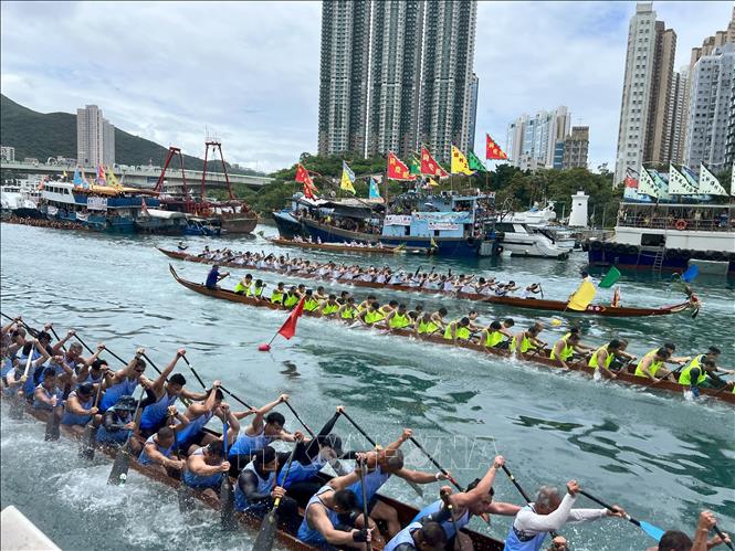 Không khí tranh tài của các đội đua thuyền rồng ở cảng Abedeen, Hong Kong.Ảnh: Mạc Luyện pv TTXVN tại Hong Kong 