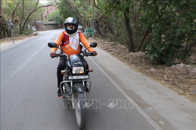 Người dân trùm kín khi di chuyển dưới trời nắng nóng hơn 50 độ C ở New Delhi. Ảnh: Ngọc Thúy - Pv TTXVN tại Ấn Độ
