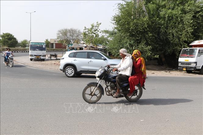 Người dân trùm kín khi di chuyển dưới trời nắng nóng 50 độ C ở Haryana. Ảnh: Ngọc Thúy - Pv TTXVN tại Ấn Độ