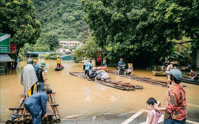 Tuyến đường thuộc thị trấn Pác Mjầu, huyện Bảo Lâm bị ngập sâu, người dân phải dùng bè mảng để di chuyển. Ảnh: Bảo Chung/TTXVN phát