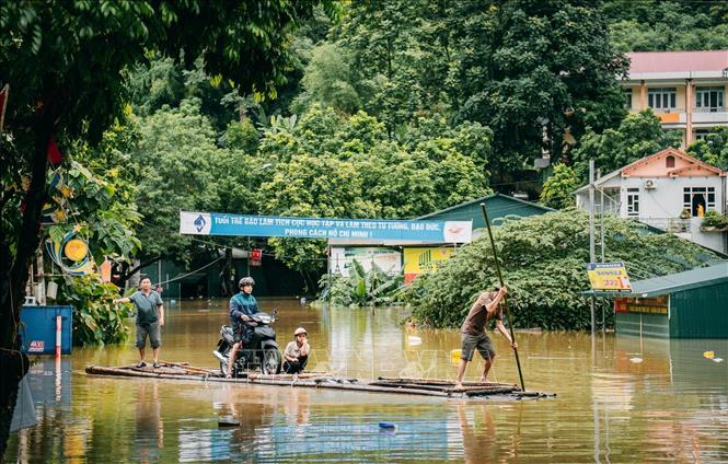 Mưa lớn khiến một số tuyến đường thuộc thị trấn Pác Mjầu, huyện Bảo Lâm bị ngập sâu. Ảnh: Bảo Chung/TTXVN phát