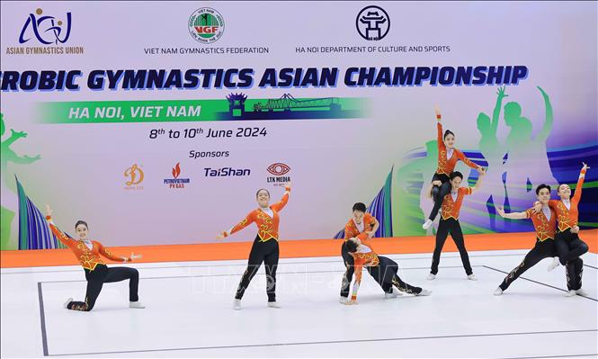 The Vietnamese team wins gold medal in the Senior Aero Dance Group. VNA Photo: Hoàng Hiếu