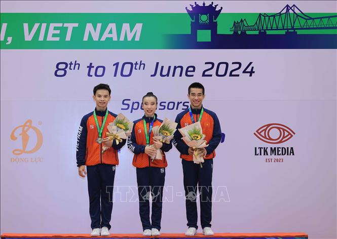 The Vietnamese team wins gold medal in the Senior Trio event. VNA Photo: Hoàng Hiếu