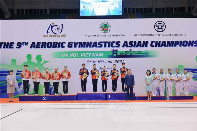 The Vietnamese team wins gold medal in the Senior group of five. VNA Photo: Hoàng Hiếu