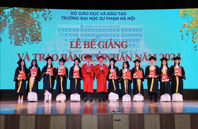 Hơn 2700 sinh viên Trường Đại học Sư phạm Hà Nội năm 2024 khóa K70 nhận Bằng cử nhân năm 2024. Ảnh: Hoàng Hiếu - TTXVN