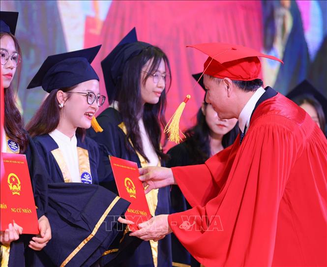PGS.TS Nguyễn Đức Sơn, Hiệu trưởng Trường Đại học Sư phạm Hà Nội trao bằng tốt nghiệp cho sinh viên xuất sắc. Ảnh: Hoàng Hiếu - TTXVN
