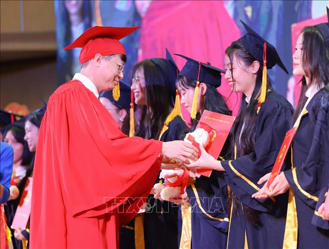 PGS.TS Nguyễn Văn Hiền, Bí thư Đảng ủy, Chủ tịch Hội đồng trường Đại học Sư phạm Hà Nội chúc mừng các sinh viên xuất sắc. Ảnh: Hoàng Hiếu - TTXVN