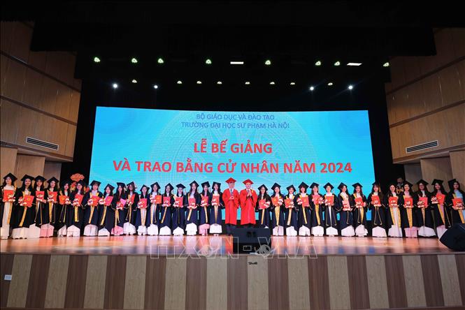 PGS.TS Nguyễn Văn Hiền, Bí thư Đảng ủy, Chủ tịch Hội đồng trường và PGS. TS. Nguyễn Đức Sơn, Hiệu trưởng Trường Đại học Sư phạm Hà Nội trao Bằng tốt nghiệp cho các sinh viên tốt nghiệp loại xuất sắc. Ảnh: Hoàng Hiếu - TTXVN