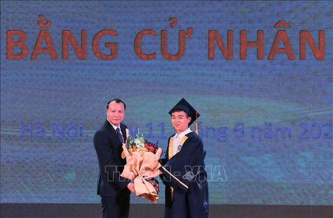 GS. TS. Nguyễn Đức Sơn (trái), Hiệu trưởng Trường Đại học Sư phạm Hà Nội nhận hoa tri ân của đại diện sinh viên K70. Ảnh: Hoàng Hiếu - TTXVN