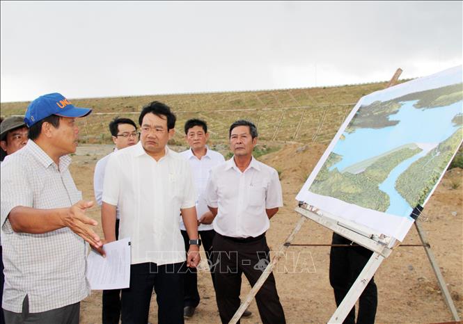 Lãnh đạo UBND tỉnh Ninh Thuận kiểm tra tiến độ thi công dự án Hồ chứa nước Sông Than. Ảnh: Công Thử - TTXVN