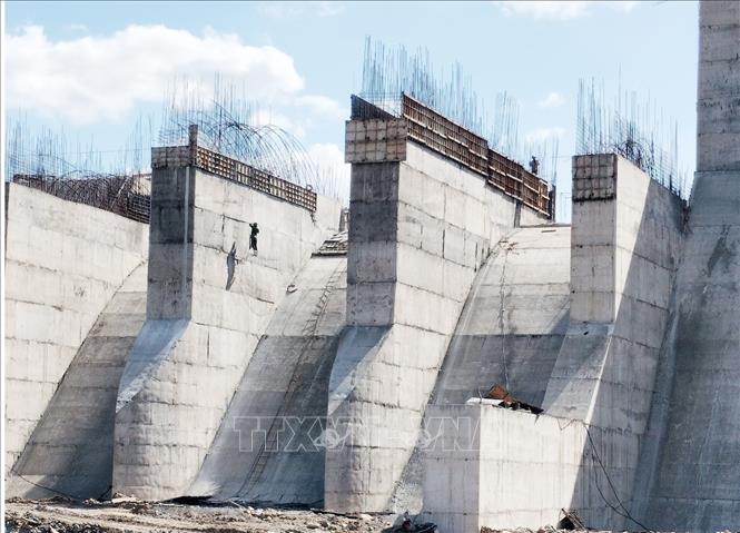 Đập tràn xả lũ hồ chứa nước Sông Than đang được các nhà thầu gấp rút thi công. Ảnh: TTXVN phát