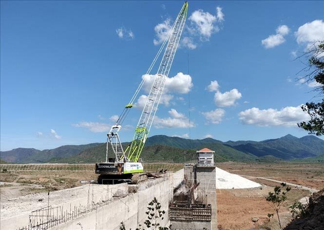 Thi công đập tràn xả lũ hồ Sông Than. Ảnh: TTXVN phát