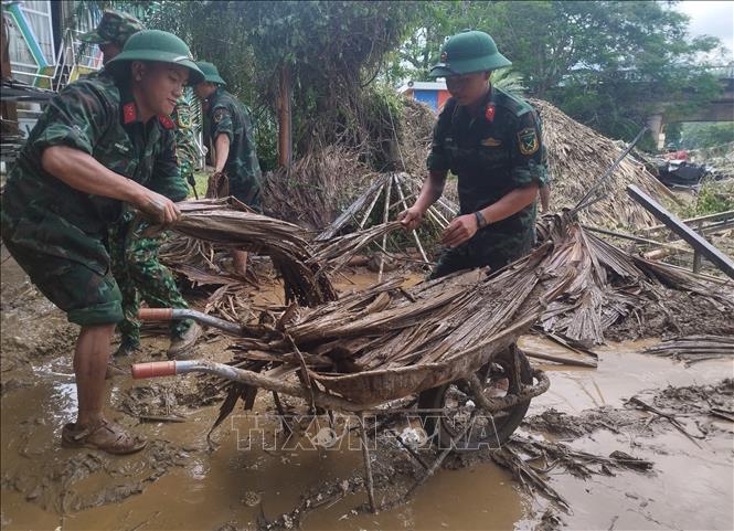 Cán bộ, chiến sỹ Bộ Chỉ huy Quân sự tỉnh Hà Giang giúp người dân khắc phục hậu quả thiên tai. Ảnh: TTXVN phát
