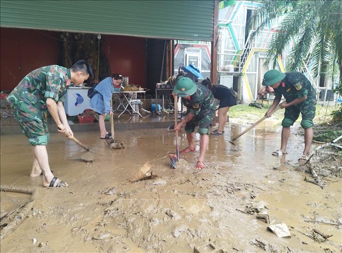Cán bộ, chiến sỹ Bộ Chỉ huy Quân sự tỉnh Hà Giang giúp người dân khắc phục hậu quả mưa lũ. Ảnh: TTXVN phát