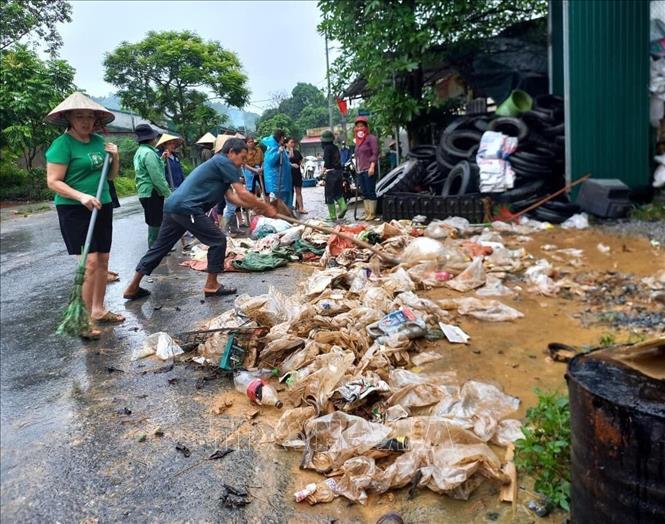 Thành phố Hà Giang huy động các lực lượng và phương tiện dọn dẹp tuyến đường bị ngập sâu. Ảnh: TTXVN phát