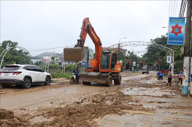  Thành phố Hà Giang huy động các lực lượng và phương tiện dọn dẹp tuyến đường bị ngập sâu. Ảnh: TTXVN phát