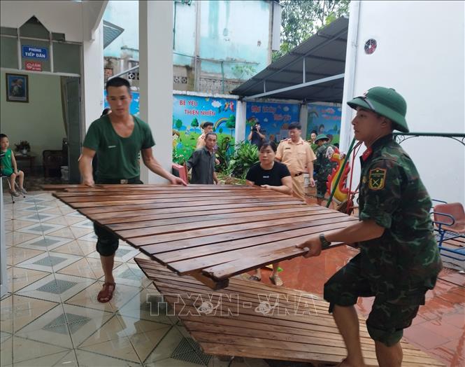 Cán bộ, chiến sỹ Bộ Chỉ huy Quân sự tỉnh Hà Giang giúp người dân khắc phục hậu quả mưa lũ. Ảnh: TTXVN phát