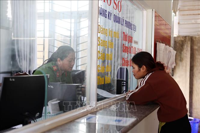 Người dân làm thủ tục hành chính tại Công an xã Ea Tiêu, huyện Cư Kuin (Đắk Lắk). Ảnh: Hoài Thu – TTXVN