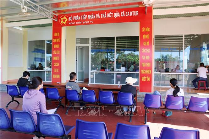 Người dân làm thủ tục hành chính tại Bộ phận tiếp nhận và trả kết quả của UBND xã Ea Ktur, huyện Cư Kuin, tỉnh Đắk Lắk. Ảnh: Hoài Thu – TTXVN