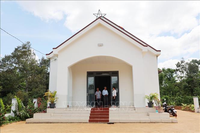 Được sự quan tâm của cấp ủy, chính quyền địa phương, điểm sinh hoạt Hội nhánh Tin lành buôn ÊGa (thuộc Chi hội Tin lành buôn Êbung), xã Ea Tiêu, huyện Cư Kuin được đưa vào hoạt động, tạo điều kiện cho giáo dân sinh hoạt. Ảnh: Hoài Thu – TTXVN.