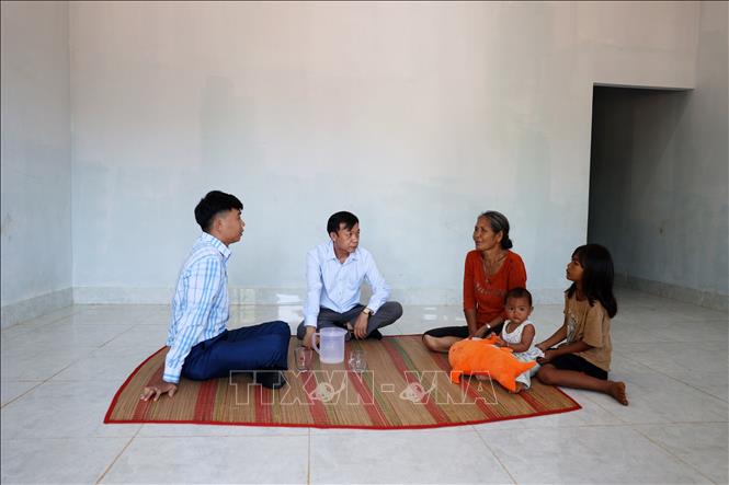 Cấp ủy, chính quyền, hội đoàn thể xã Ea Ktur, huyện Cư Kuin (tỉnh Đắk Lắk) quan tâm, hỏi han đời sống nhân dân. Ảnh: Hoài Thu – TTXVN
