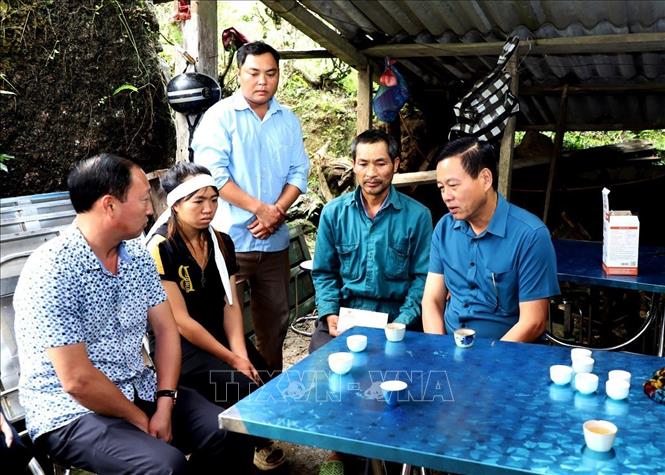 Chủ tịch UBND tỉnh Hà Giang Nguyễn Văn Sơn và lãnh đạo huyện Hoàng Su Phì thăm hỏi gia đình nạn nhân tử vong do mưa lũ ở huyện Hoàng Su Phì. Ảnh: Kim Tiến-TTXVN phát