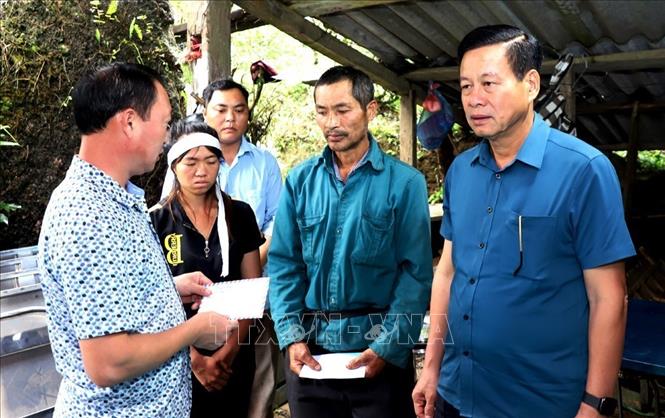 Chủ tịch UBND tỉnh Hà Giang Nguyễn Văn Sơn và lãnh đạo huyện Hoàng Su Phì trao tiền hỗ trợ gia đình nạn nhân Lý Chàn Họ. Ảnh: Kim Tiến-TTXVN phát