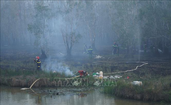 Lực lượng chức năng nỗ lực dập tắt đám cháy tại Vườn Quốc gia Tràm Chim (Đồng Tháp). Ảnh: Nhựt An - TTXVN