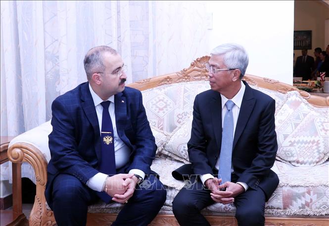 Vice Chairman of Ho Chi Minh City's People’s Committee Vo Van Hoan talks to Russian Consul General Sadykov Timur Sirozhevich. VNA Photo: Xuân Khu