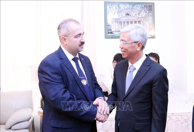 Vice Chairman of Ho Chi Minh City's People’s Committee Vo Van Hoan meets Russian Consul General Sadykov Timur Sirozhevich at the ceremony. VNA Photo: Xuân Khu