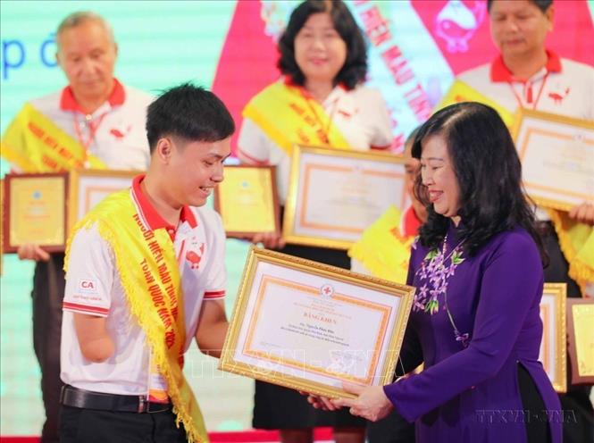 Bộ trưởng Bộ Y tế Đào Hồng Lan, Trưởng Ban Chỉ đạo quốc gia Vận động hiến máu tình nguyện trao Bằng khen tôn vinh người hiến máu tình nguyện tiêu biểu tại Lễ Tôn vinh 100 người hiến máu tiêu biểu toàn quốc năm 2023. Ảnh: Thanh Tùng - TTXVN