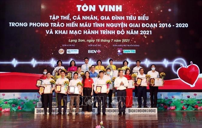20 cá nhân tiêu biểu hiến máu tình nguyện nhận bằng khen tại Hội nghị tôn vinh Người hiến máu tình nguyện tiêu biểu và khai mạc Chương trình Hành trình đỏ tỉnh Lạng Sơn năm 2021. Ảnh: Anh Tuấn – TTXVN