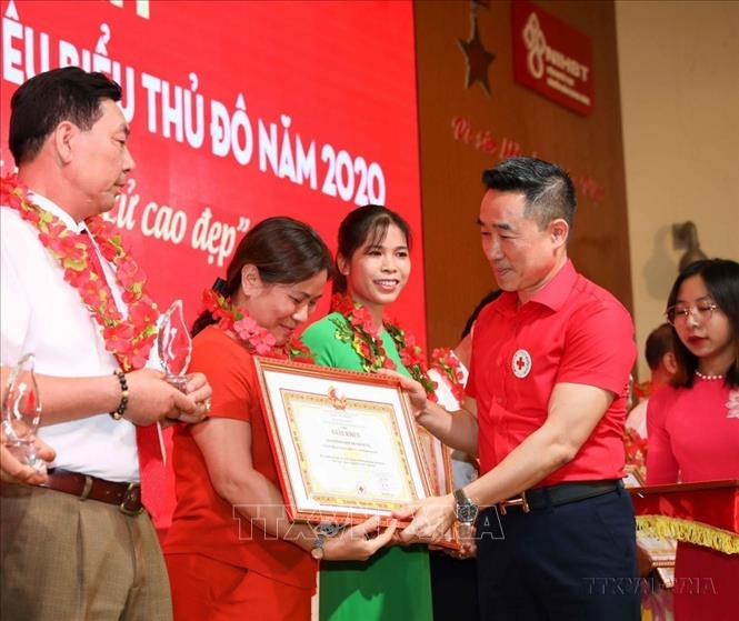 Tôn vinh Người hiến máu tình nguyện tiêu biểu Thủ đô năm 2020. Ảnh: Thanh Tùng - TTXVN