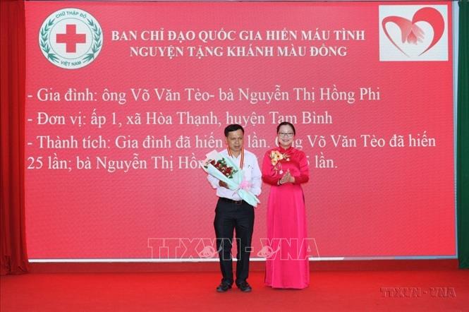 Trao khánh đồng của Trung ương Hội Chữ thập đỏ Việt Nam cho gia đình 50 lần hiến máu tình nguyện tại Hội nghị tôn vinh Người hiến máu tiêu biểu tỉnh Vĩnh Long. Ảnh: Lê Thúy Hằng - TTXVN