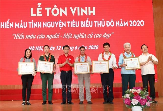 UBND thành phố Hà Nội tặng Bằng khen cho các gia đình và cá nhân có thành tích xuất sắc trong phong trào hiến máu tình nguyện của Thủ đô năm 2020. Ảnh: Thanh Tùng - TTXVN